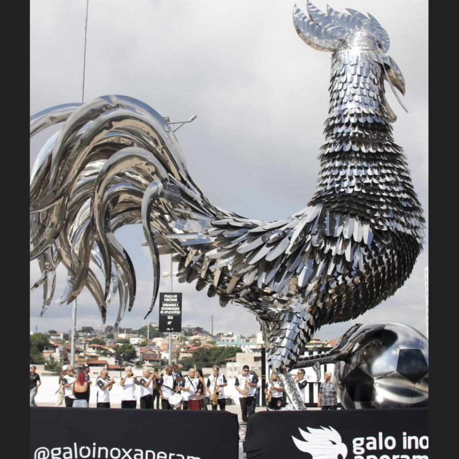 Galo Inox Aperam: torcida do Atlético Mineiro é presenteada com escultura gigante na Arena MRV